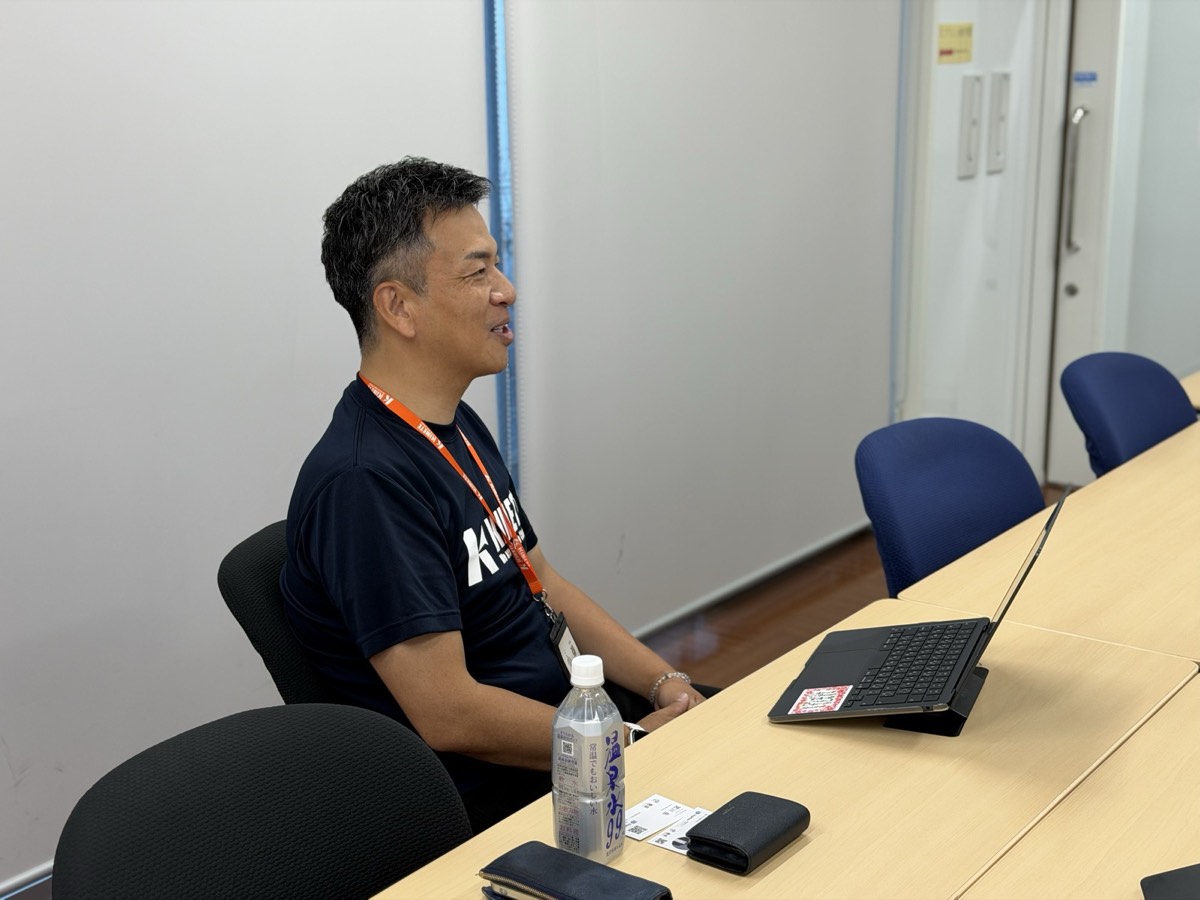 取材に応じる小嶺淳氏